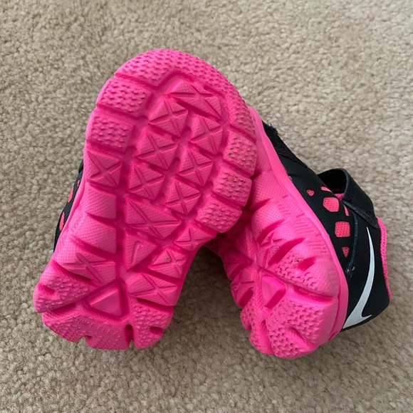 Nike’s baby shoes 2 for 1 - Bonus free socks! - Picture 4 of 7